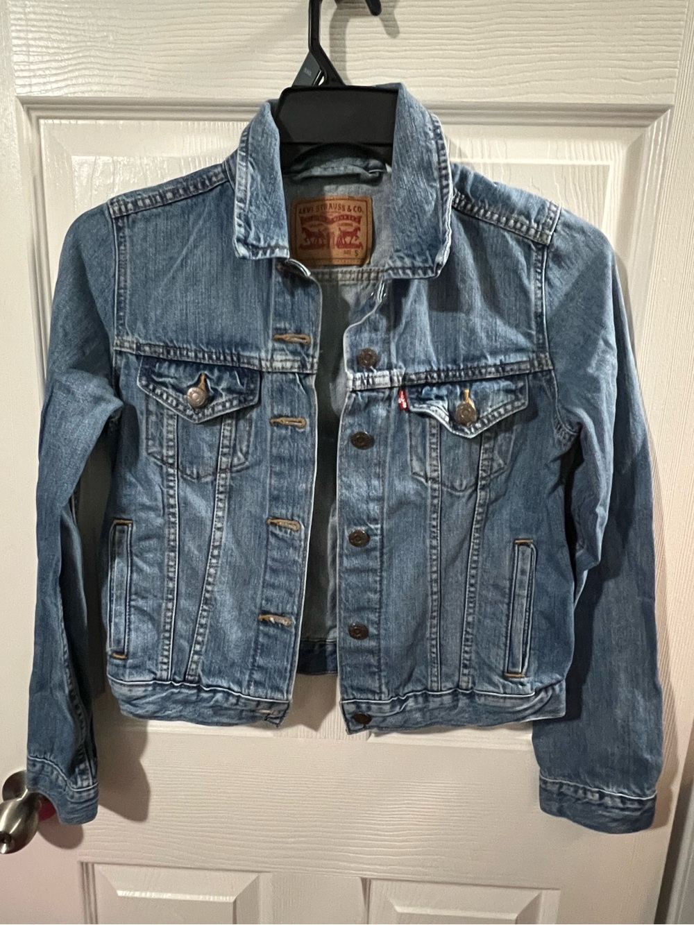 Levi's Women's Denim Trucker Jacket Blue Jean Classic Button Front and pockets.